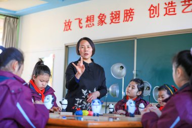 Tangshan, Çin - 17 Aralık 2021: Öğrenciler Kuzey Çin 'deki öğretmenlerin rehberliğinde kil heykel yapıyorlar