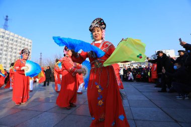 LUANNAN COUNTY, Çin - 1 Ocak 2022: Çin halk dansları Yangko meydanda sahnelendi, Kuzey Chin