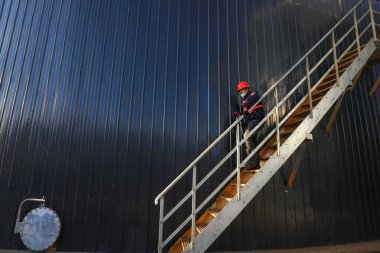 LUANNAN COUNTY, Çin - 10 Ocak 2022: İşçiler Kuzey Çin 'deki anaerobik fermantasyon tankının dışında devriye teftişi yapıyorlar