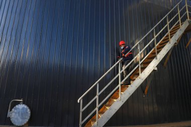 LUANNAN COUNTY, Çin - 10 Ocak 2022: İşçiler Kuzey Çin 'deki anaerobik fermantasyon tankının dışında devriye teftişi yapıyorlar