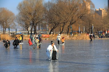 LUANNAN COUNTY, Çin - 15 Ocak 2022: Ziyaretçiler Kuzey Çin 'deki parkta paten kayıyorlar