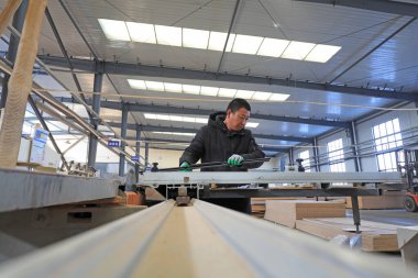 LUANNAN COUNTY, Çin - 24 Şubat 2022: İşçiler Kuzey Çin 'deki bir fabrikada üretim hattı üzerinde sıkı çalışıyorlar