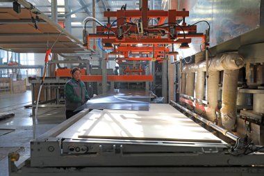 LUANNAN COUNTY, Çin - 24 Şubat 2022: İşçiler Kuzey Çin 'deki bir fabrikada üretim hattı üzerinde sıkı çalışıyorlar