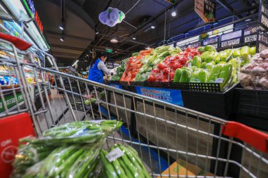 LUANNAN COUNTY, Çin - 23 Mart 2022: Satıcılar, Kuzey Chin 'deki büyük bir süpermarketten online siparişlere göre müşteriler için yiyecek satın alır
