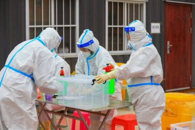 LUANNAN COUNTY, Çin - 29 Mart 2022: Tıp laboratuarının mobil barınaklarında çalışan tıp çalışanları Kuzey Çin 'deki nükleik asit test örneklerini alıyorlar
