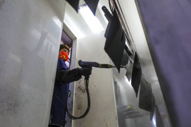 LUANNAN COUNTY, Çin - 5 Nisan 2022: işçiler Kuzey Çin 'deki bir nalbur imalat şirketinde çelik kürek üretim hattı üzerinde sıkı çalışıyorlar.