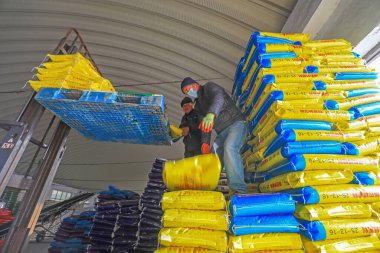 LUANNAN COUNTY, Çin - 10 Şubat 2022: İşçiler Kuzey Çin 'deki fabrikada bileşik gübre işletiyorlar