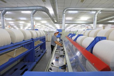 LUANNAN COUNTY, Çin - 31 Ağustos 2021: İşçiler Çin 'in kuzeyinde dönen hat üzerinde sıkı çalışıyorlar