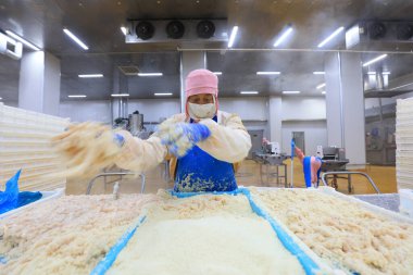 LUANNAN COUNTY, Çin - 6 Eylül 2021: İşçiler Çin 'deki bir atölyede ızgara gıdaları işliyorlar