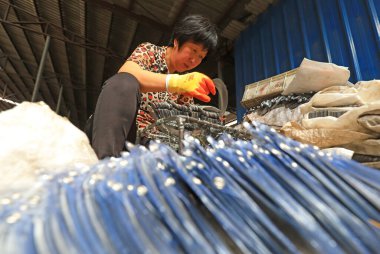 LUANNAN COUNTY, Çin - 14 Eylül 2021: İşçiler orak işleme hattı, Kuzey Chin