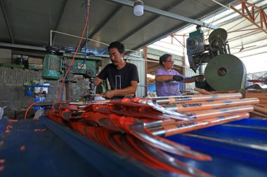 LUANNAN COUNTY, Çin - 14 Eylül 2021: İşçiler orak işleme hattı, Kuzey Chin