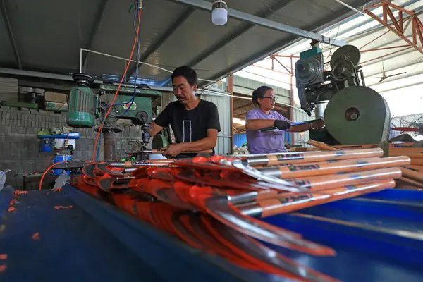 LUANNAN COUNTY, Çin - 14 Eylül 2021: İşçiler orak işleme hattı, Kuzey Chin