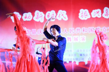 LUANNAN COUNTY, Çin - 27 Eylül 2021: Kare dansı gösterisi, Kuzey Çin