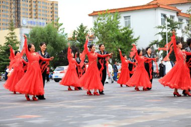 LUANNAN COUNTY, Çin - 10 Ekim 2021: Park meydanında kadın fitness dansı gösterisi, Kuzey Çin