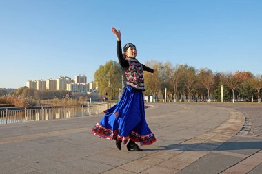 LUANNAN COUNTY, Çin - 14 Kasım 2021: Güzel elbiseli kadınlar parkta dans ediyorlar, North Chin