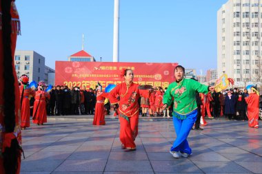 LUANNAN COUNTY, Çin - 1 Ocak 2022: Çin halk dansları Yangko meydanda sahnelendi, Kuzey Chin