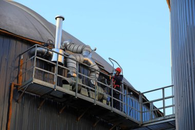 LUANNAN COUNTY, Çin - 10 Ocak 2022: İşçiler Kuzey Çin 'deki anaerobik fermantasyon tankının dışında devriye teftişi yapıyorlar