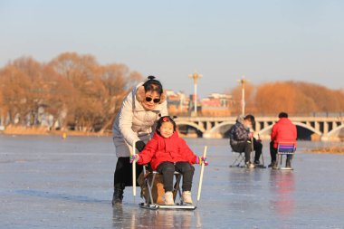 LUANNAN COUNTY, Çin - 16 Ocak 2022: Ziyaretçiler Kuzey Chin 'deki parkta paten kayıyorlar