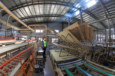 LUANNAN COUNTY, Çin - 26 Şubat 2022: İşçiler Kuzey Çin 'deki fabrikadaki parçacık üretim hattı üzerinde sıkı çalışıyorlar