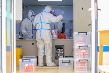 LUANNAN COUNTY, Çin - 29 Mart 2022: Tıp çalışanları Kuzey Çin 'deki bir test üssünde COVID-19 nükleik asit tespit örnekleri alıyorlar