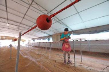 LUANNAN COUNTY, Çin - 19 Temmuz 2021: işçiler Çin 'deki bir balıkçı ağı işleme tesisinde yengeç ağlarını elle işliyorlar