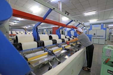 LUANNAN COUNTY, Çin - 31 Ağustos 2021: İşçiler Çin 'in kuzeyinde dönen hat üzerinde sıkı çalışıyorlar