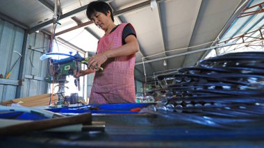 LUANNAN COUNTY, Çin - 14 Eylül 2021: İşçiler orak işleme hattı, Kuzey Chin