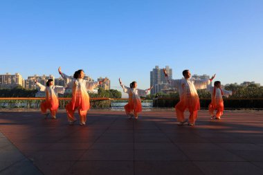 LUANNAN COUNTY, Çin - 21 Eylül 2021: İnsanlar Kuzey Çin 'deki parkın ahşap platformunda Tayvan pratiği yapıyorlar