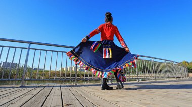 LUANNAN COUNTY, Çin - 17 Ekim 2021: Kadınlar parkta fitness dansı yapıyor, North Chin