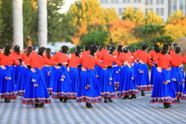 LUANNAN COUNTY, Çin - 17 Ekim 2021: Kadınlar parkta fitness dansı yapıyor, North Chin