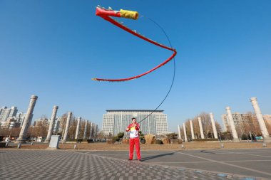 LUANNAN COUNTY, Çin - 24 Kasım 2021: insanlar spor için park meydanında şerit sallıyor, Kuzey Çin