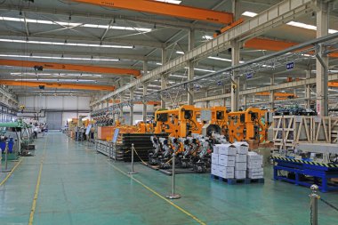 Tangshan, Çin - 16 Aralık 2021: işçiler bir kaynak ekipmanı şirketi, Ltd., Kuzey Çin