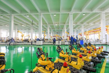 Tangshan, Çin - 16 Aralık 2021: İşçiler Kuzey Çene 'deki Ateş Robotu üretim hattı üzerinde sıkı çalışıyorlar