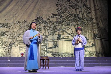 Tangshan, Çin - 21 Aralık 2021: Geleneksel Çin tiyatro sahnesi performansı, Kuzey Çin