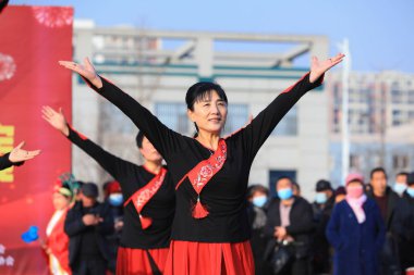 LUANNAN COUNTY, Çin - 1 Ocak 2022 Kare fitness Dansı gösterisi Kuzey Çin 'deki parkta