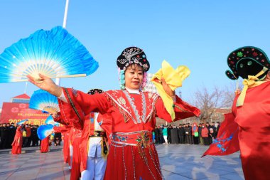 LUANNAN COUNTY, Çin - 1 Ocak 2022: Çin halk dansları Yangko meydanda sahnelendi, Kuzey Chin