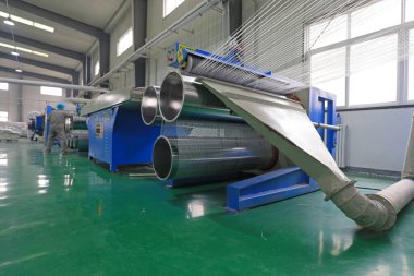 LUANNAN COUNTY, Çin - 12 Ocak 2022: İşçiler plastik fiber tekstil üretim hattı, Kuzey Chin