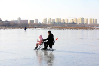 LUANNAN COUNTY, Çin - 15 Ocak 2022: Ziyaretçiler Kuzey Çin 'deki parkta paten kayıyorlar