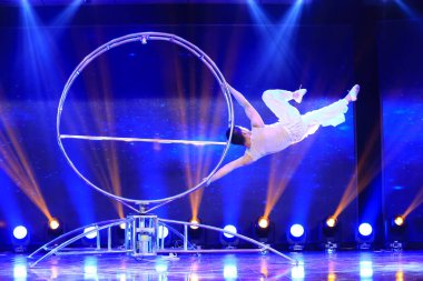 LUANNAN COUNTY, Çin - 20 Ocak 2022: Çin geleneksel akrobatik gösterisi, North Chin