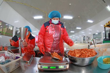 LUANNAN COUNTY, Çin - 18 Şubat 2022: işçiler Kuzey Çin 'deki turşu üretim hattı üzerinde sıkı çalışıyorlar