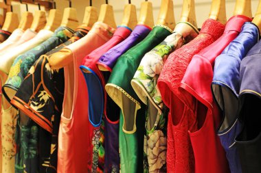 Çin Cheongsam giyim mağazasında.