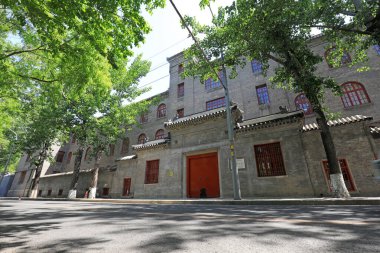 Pekin, Çin - 5 Mayıs 2021: Pekin 'deki eski Çin Fransa Üniversitesi' nin mimari manzarası.