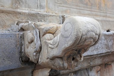 Pekin, Çin 'de çalışan insanların kültür sarayındaki kırık ejderha kafası heykeli.