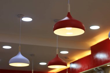 Dükkanda ışıklar yanıyor, yakın plan fotoğraflar.