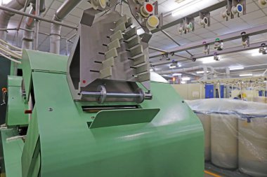 Dönen makineler ve ekipmanlar üretim atölyesinde.