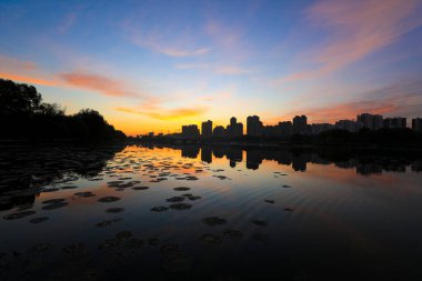 Nehirler erken sabah manzarası, Kuzey Çin