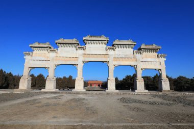 Taş kemer yolu Çin 'deki Qing Hanedanlığı' nın doğu mozolesinin manzaralı yerinde.