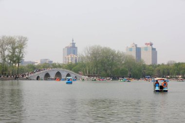 Pekin Yuyuantan Parkı 'ndaki taş kemer köprüsü.