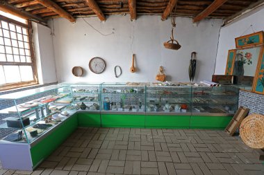 Eski tarz mobilya ve çiftlik aletleri Çin 'deki bir köy müzesinde sergileniyor.