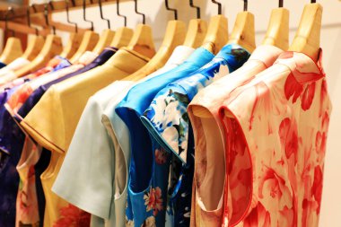 Çin Cheongsam giyim mağazasında.